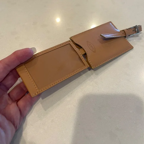 NWOT Tod's Leather Luggage Tag in Tan - Picture 4 of 8